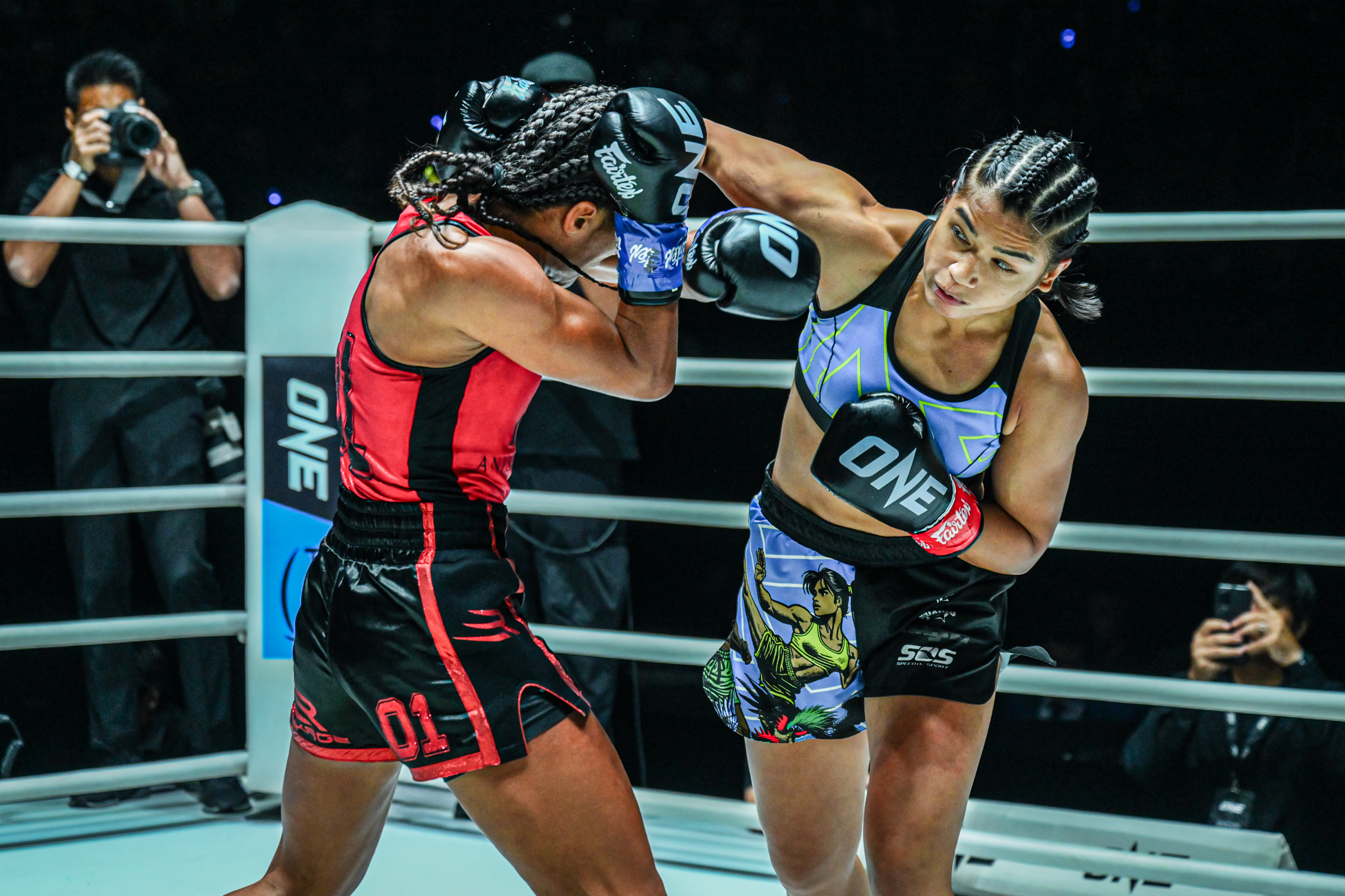 Jackie Buntan punches Anissa Meksen